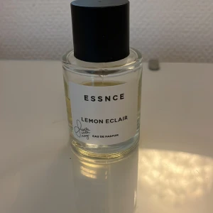 ESSNCE Lemon Eclair Eau de Parfum - Fräsch parfym från ESSNCE med doften Lemon Eclair. En väldigt god parfym men har tyvärr inte används på ett tag nu. Om ni vill ha mer bilder eller har frågor så är det bara att skriva. Parfymen är lite mer än halv full som de syns på bilden. 
