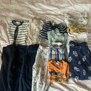 Klädpaket strl 86 - Klädpaket med koll kläder i storlek 86. Där är 4 byxor, en t- shirt, 4 pyjamaser, ett par shorts, en kort armad body, en tjocke tröja och två par shorts body 
