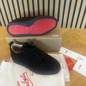 Christian louboutin st 43 - Svarta och fina loubs i storlek 43 (skick 8/10) finns mindre skador men behöver mest tvättas. Lådan, dustbag och korten skickas med. Skriv vid någon fundering (Priset är fast)