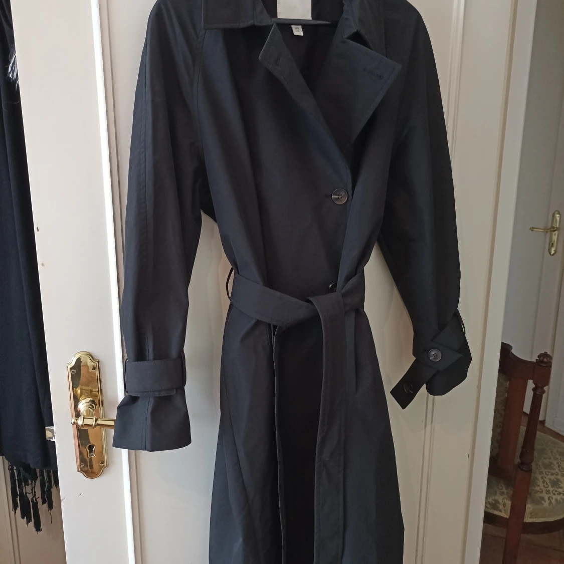 Svart trenchcoat med bälte - 2