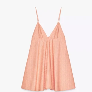 Orange Zara klänning - Orange klänning från Zara. Slutats sälja. Använd 1 gång :)🥰