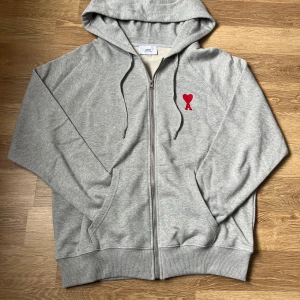 Grå hoodie med dragkedja från Ami Paris  - Helt ny och bekväm, den är storlek L och sitter bra har dock stor luva, snabb leverans 