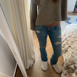Lågmidjade hollister jeans - Snygga Lågmidjade hollister jeans med fina revor 💗 midja: 36cm innerbenslängd: 76cm, hör av er vid funderingar 😊 