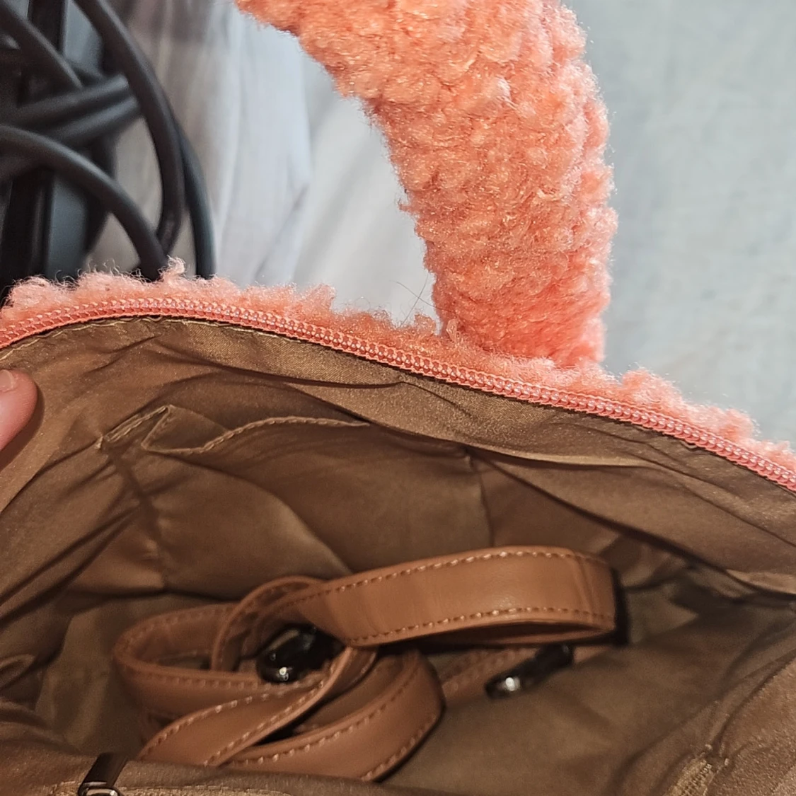 Fluffig orange handväska med dragkedja - 2