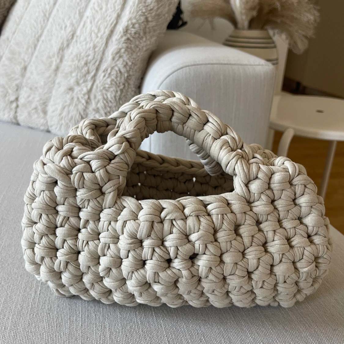 Beige handvirkad handväska