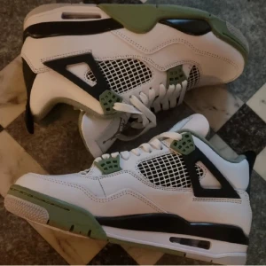 Nike Air Jordan 4 Seafoam - Nike Air Jordan 4 sneakers. Modell  " Seafoam " . Rare! Klassisk meshpanel på sidorna, synlig Air-sula och Jumpman-logga på hälen och sulan. Helt nya och oanvända. Storlek 36.5.