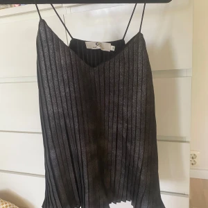 Svart linne, Capri Collection - Svart linne med tunna axelband