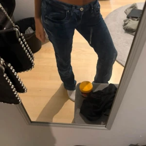 Blå jeans från LTB - Säljer ett par klassiska blå jeans från LTB  med snygga detaljer på bakfickorna. Jeansen har normal passform och är tillverkade i mjukt denimtyg med gul kontrastsöm. Perfekta för dig som gillar en enkel och stilren look. Storleken är W25 L32