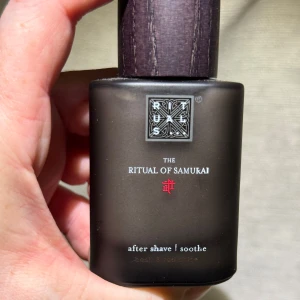 Ny! Rituals The Ritual of Samurai After Shave - Helt ny! After shave balm från Rituals, The Ritual of Samurai. Flaskan är matt svart med träliknande mörkt lock och rymmer 30 ml. Doft av basilika och röd shiso. Snygg och stilren design, perfekt för dig som gillar exklusiva grooming-produkter.