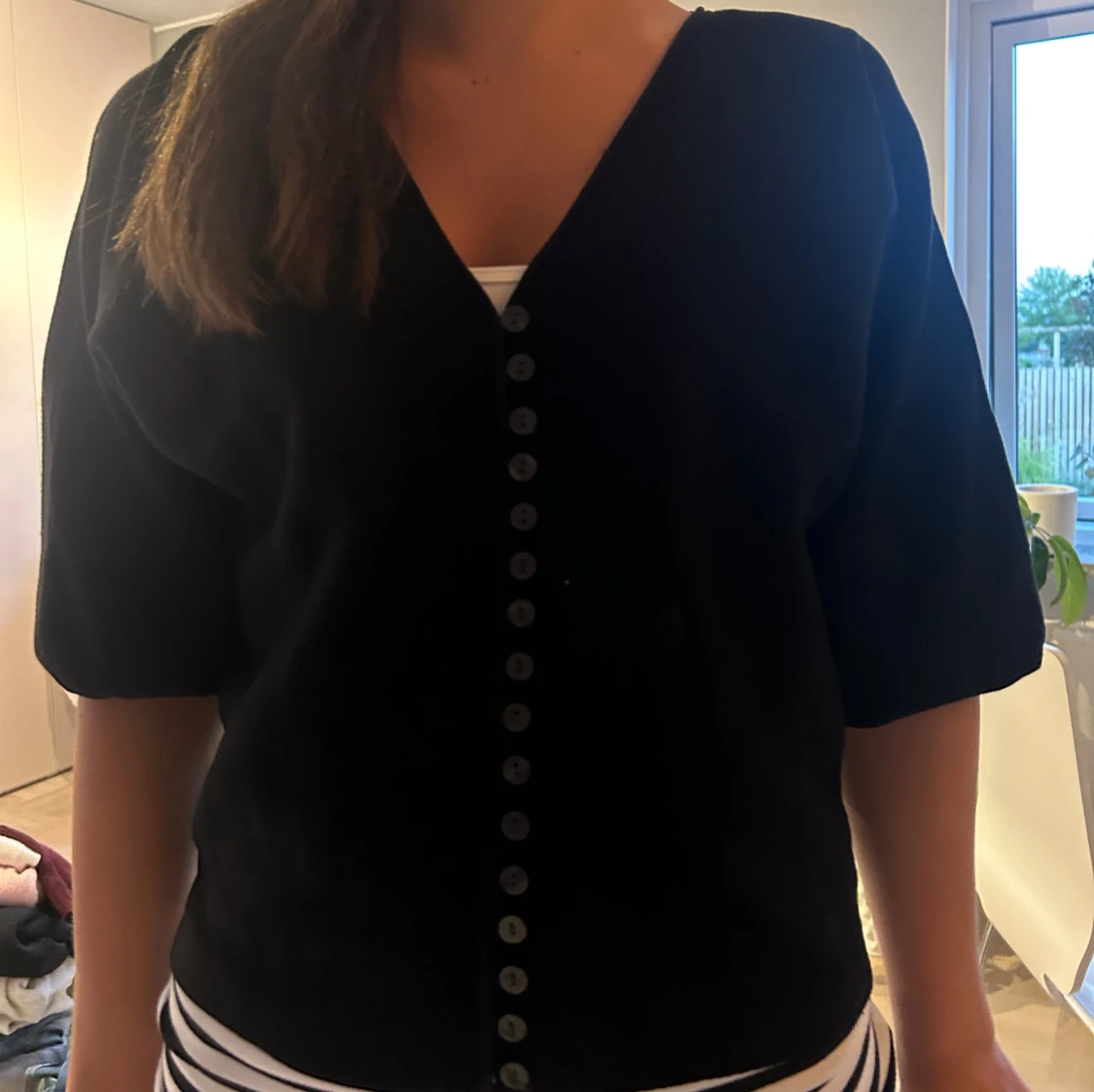 Så fin Svart blus med v-ringning och knappar🤗 - 1