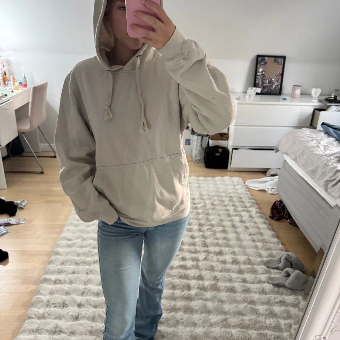 Beige hoodie med huva och ficka - 2