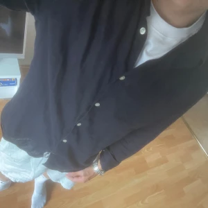 Marinblå skjorta i linne från H&M - Marinblå  långärmad skjorta från H&M i regular fit. Skön linneskjorta som är perfekt nu på sommaren o passar till allt. Perfekt för en clean och stilren look.🍾