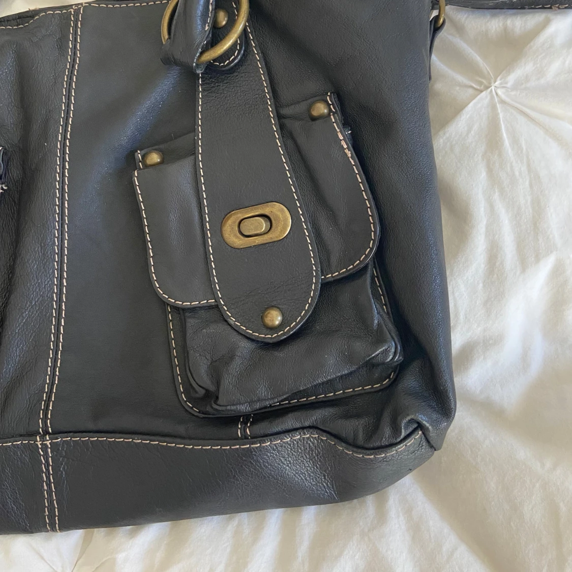 Svart handväska i skinn med fickor - 3