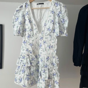 Zara klänning - Säljer den här jättefina klänningen från Zara. Knappt använd. Storlek M. Säljer även en svart variant också från Zara storlek S men det är i en separat annons! Sänker inte mina priser!