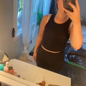 Svart croppad ribbad linnetopp  - Svart croppad linnetopp från SHEIN med ribbad struktur. Väldigt bra skick ❤️❤️