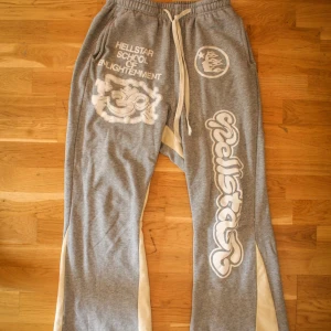 Grå Hellstar mjukisbyxor Medium - Width 37 CM, Length 95 CM  Remember that it's stretchy.  If you have any questions such as authenticity, quality, etc, then feel free to message me!  I also mostly don't write the sizes that are written on the clothes in the description. Instead i go after the actual fitting of the clothes when writing sizes, for the best customer experience.