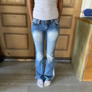Blå bootcut jeans - Säljer ett par blå bootcut, hon på bilden är ca 165, nyskick, storlek 36💕