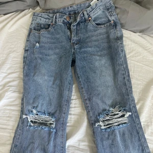 Ljusblå slitna jeans - Ljusblåa jeans ifrån Shein. Väldigt bra skick i storlek S❤️