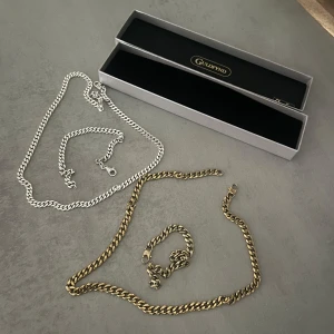 Guld- och silverfärgade kedjeset GuldFynd - Äckta silver kedjeset med armband och halsband och ett guldpläterat kedjeset. 1000kr per set men pris går att diskutera vid snabb affär 