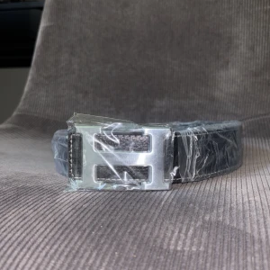 Bälte från välkänt märke - Välj insta box om du beställer för bättre och snabbare leverans tid.