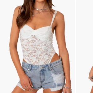 Spetsbody - Vit spets body från Edikted! Fint skick strl S. Säljer då den är lite stor på mig. Nypris utan rea ca 900:- SKRIV TILL MIG FÖR GRATIS FRAKT!