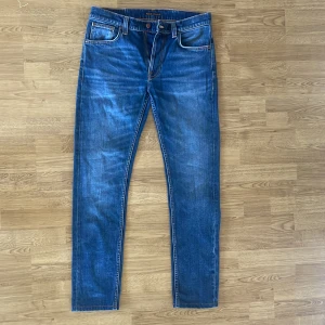 Nudie jeans Lean Dean (blåa, troubled sea) - Säljer ett par sprillans nya Nudie jeans, dom är i strlk 31, 32 och är ej använda. Köpte dom men passade inte riktigt mig. Pris kan diskuteras. Modell: Lean Dean Färg: troubled sea/blå W:31 L:32