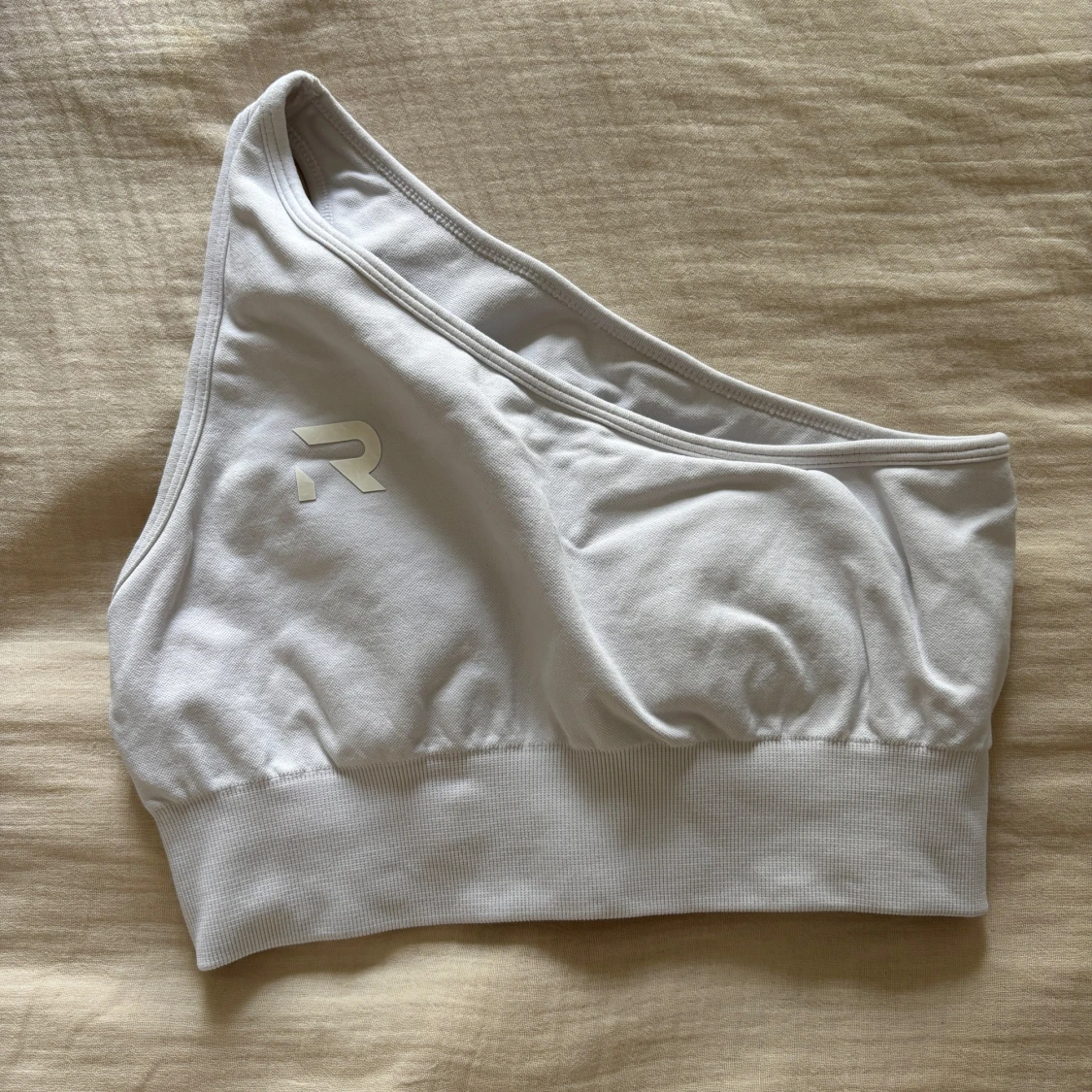 Vit oneshoulder topp från Relode XS