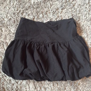 Svart volangkjol från Zara - Supersöt svart ballongkjol från Zara. Passar till allt! Strl 152 men passar även 164/xs