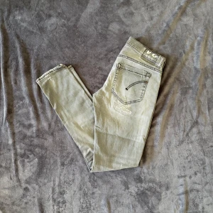 Dondup George jeans  -  Jeans från Dondup, modell George, med slitningar. Storlek 34 i ny skick, skick 10/10. Skriv om ni har några frågor eller funderingar❕
