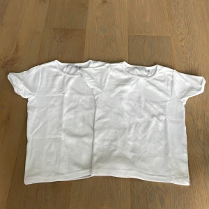 Vita ribbade t-shirts från Lager 157 - Två klassiska vita t-shirts från lager 157 i ribbad bomull. Modellen är enkel med rund hals och korta ärmar, perfekt för en clean och stilren look. Passar dig som gillar basic och vill ha något som funkar till allt. 20kr styck