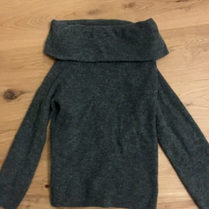 Mörkgrå stickad polotröja - Säljer min stickade off shoulder tröja från HM, har använt 1 gång 💞 storlek XS men är oversized