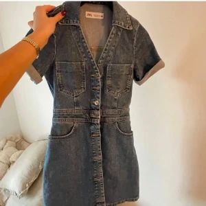 Jeansklänning  - Finaste jeansklänningen i den mörkare blå från Zara, som ny storlek S💗