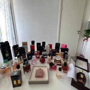 Lyxig parfymkollektion med kända märken - Har jobbat inom parfymerietbranchen i många år därför har jag stor samling exklusiva parfymer från märken som Dior, Creed, Armani, Yves Saint Laurent, Prada och Amouage. Flakonger i olika former och färger, både glas och plast, vissa med eleganta detaljer i guld och svart. Perfekt för dig som älskar dofter och vill ha variation. Priserna börjar på 500kr