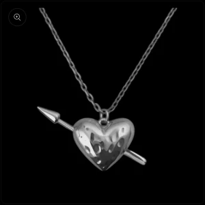 hjärt halsband - så coolt och snyggt halsband från skyice som liknar den från maria nilsdotter! gjord av rostfritt stål. aldrig använd. ❤️