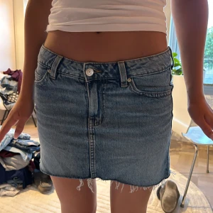 Blå jeanskjol med fickor bak  - Säljer en snyg blå jeans kjol från Gina💕