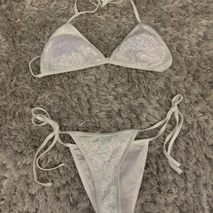 Vit glitter bikini - En vit bikini med glitter, aldrig använd 