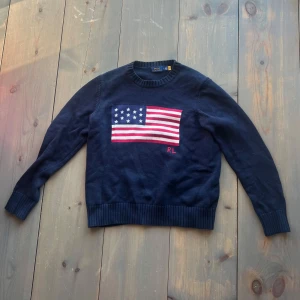 Polo Ralph Lauren USA  - Tvär fet Ralp Lauren tröja med USA flagga. Skick 9/10 men näst intill oanvänd. Köpt för 3500 på Nk men behöver pengar snabbt så säljer billigt. Hör av dig vid minsta fundering. Byten går bra.                                           Obs den är igen sydd på ena ärmen men inget som syns.