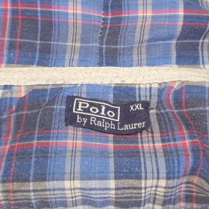 Grå Hoodie från Polo Ralph Lauren - Säljer min gamla Hoodie från Ralph Lauren. Logga på vänster sida av bröstet, etikett på insidan av huvan. Använt den själv ett par gånger, storleken är XXL men den passar till storlek M/L. Inga synliga skador, lite skrynklig då den har tvättats några gånger annars är den fläckfri!