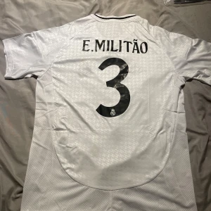 Real Madrid - E. Militao #3 - Real Madrid tröja med E. Militao #3 på ryggen. Storlek L