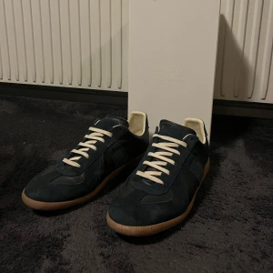 Maison Margiela Skor - Säljer nu mina stilrena och sköna skor från Maison Margiela! Skorna är i ett toppen skick sparsamt använda. Köpta för 3699. Har du några funderingar så e de bara o höra av dig! Box och 2 Dust bags följer med! Äktighets certifikat finns!