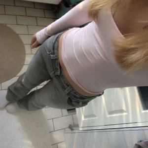 Gråa bootcut jeans från Gina Tricot  - Superfina gråa jeans från GinaTricot med knäppen på fickorna. Passar mig som är ca 170 cm lång. Säljer pga att jag använt dom ganska mycket förut så jag tröttnat lite på dom och dom kommer inte riktigt till användning längre. Som du kan se på första bilden har dom ett super litet hål nere vid benet men det är absolut inget man tänker på.Köpte dem på Gina Young i storlek 170 men det känns som XS/S Priset kan diskuteras.
