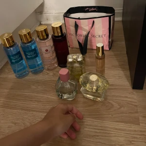Victoria's Secret parfym- och bodymistkit - Säljer ett kit med flera Victoria's Secret parfymer och bodymists. Inkluderar två blå Aqua Kiss bodymists, en rosa och en mörkröd bodymist, samt tre olika parfymer i glasflaskor ( Zara vercace Victorias secret )  . Allt kommer med en klassisk rosa Victoria's Secret-påse. ALLT FÖR 500kr finns i Göteborg 