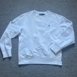 Polo Ralph Lauren tröja - Tjenare! Säljer min tröja då den inte passar längre. Använd ca 10 gånger och är bara lite nopprig men inga större skavanker (se bild 3)