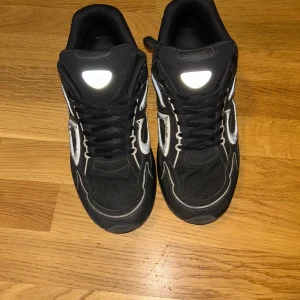 CD skor helsvarta - Vill sälja bort mina skor för att de var lite för småa på mig och har knappt använt de(ungefär 1 vecka ). Storlek 44