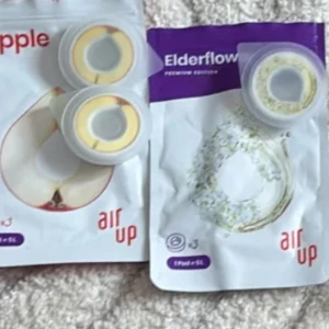 Air Up smakkapslar i olika smaker - Fyra olika smakkapslar till Air Up-flaska: äpple, fläder, lime och en röd fruktsmak. Kapslarna är runda med färgade detaljer som matchar smaken och kommer i förpackningar med fruktmotiv. Perfekt för dig som vill variera smaken på ditt vatten.