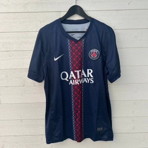 PSG Fotbollströja  - Säljer en PSG fotbollströja i storlek M som är helt ny med prislapp