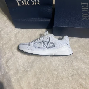 Dior b30 - Snygga vita sneakers från Dior med coola CD-detaljer på sidan och hälen. Pris kan diskuteras