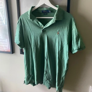 Ralph lauren Piké - Ralph lauren piké i en grön färg, använd men i ett fint skick. Storlek L men sitter som S🙌