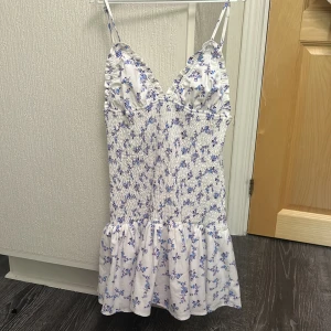 Sommrig klänning - Super fin sommar klänning från Zara. Den är helst slutsåld på hemsidan. Har prislappen kvar❣️ny pris 400kr, mitt pris 200