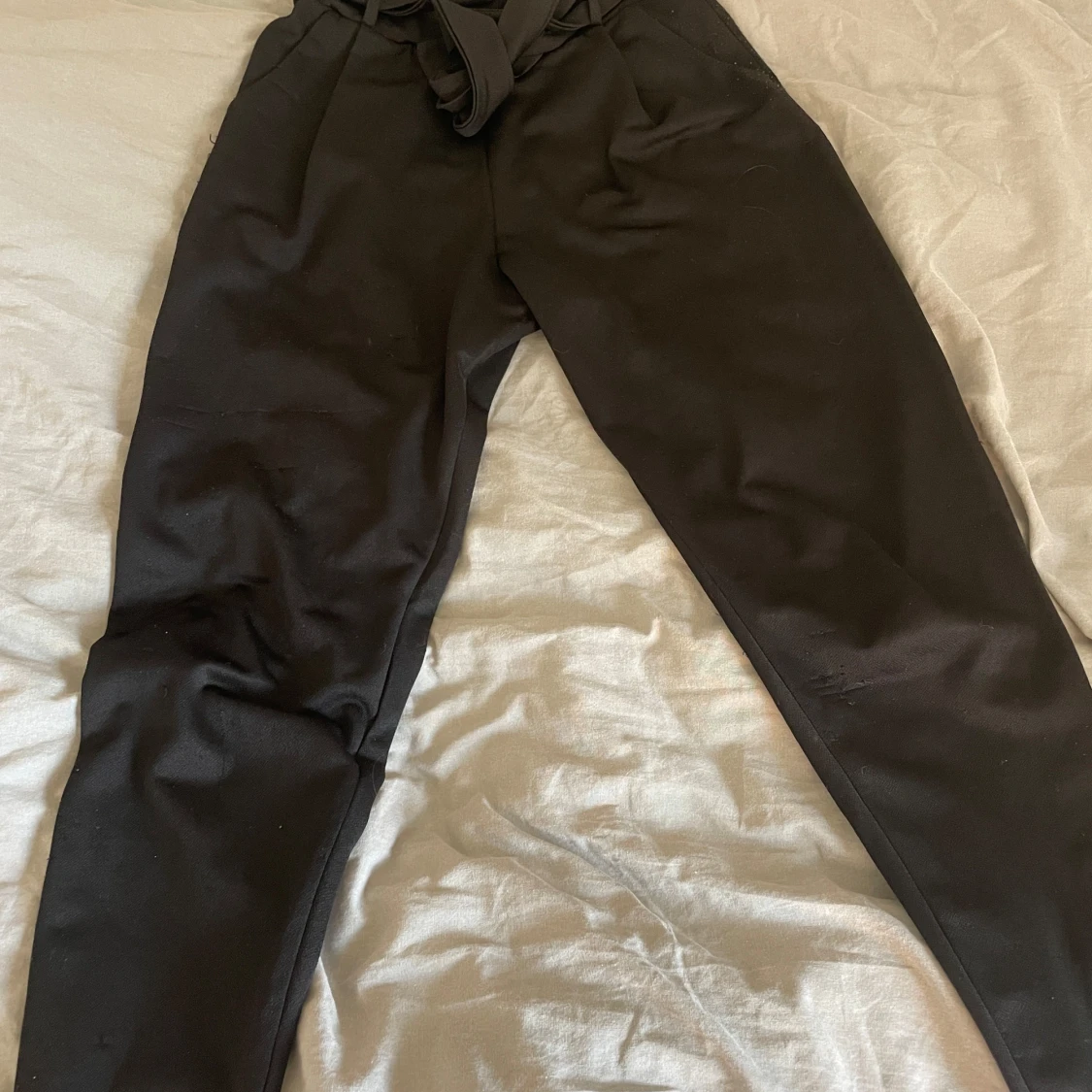 Svarta byxor med knyt från NLY Trend